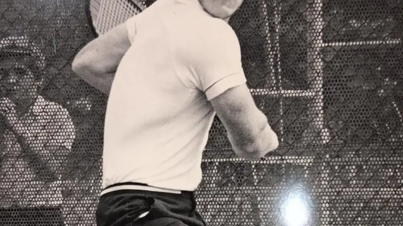 Bel rovescio vecchio stile: Alberto Paris a 16 anni, colpisce a una mano - © www.giornaledibrescia.it