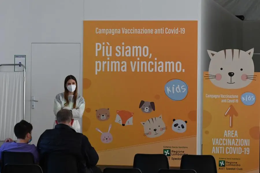 All'hub vaccinale di via Morelli a Brescia le somministrazioni dei vaccini anti Covid ai bambini - Foto © www.giornaledibrescia.it