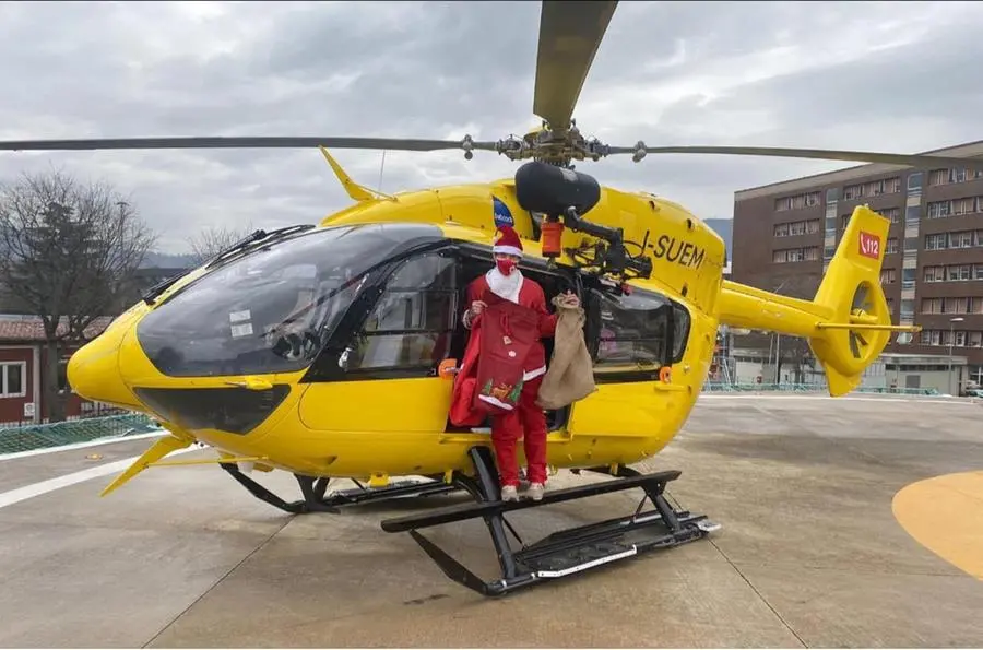 Babbo Natale atterra al Civile in elicottero
