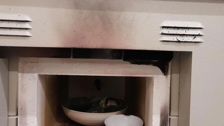 A fine prova, fumo nero e fuliggine sul forno e sulle superfici