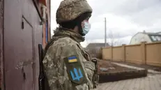 Un soldato ucraino nella città di Svitlodarsk - Foto Epa © www.giornaledibrescia.it