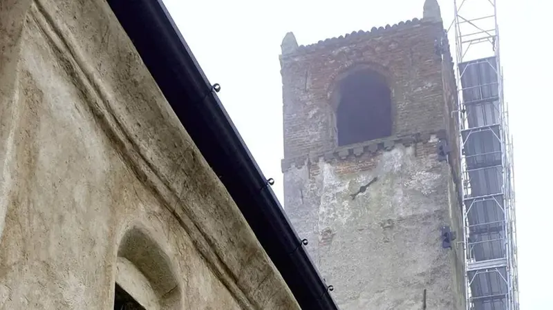 Ludriano, la torre crollata in una fotografia di pochi giorni fa - Foto Soprintendenza per l'Archeologia, le Belle Arti e il Paesaggio