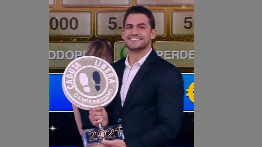 Il trofeo di Caduta libera nelle mani del campionissimo Christian Fregoni