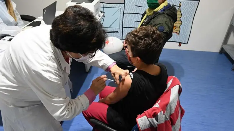 Un bimbo in età scolare vaccinato in un hub dedicato - © www.giornaledibrescia.it