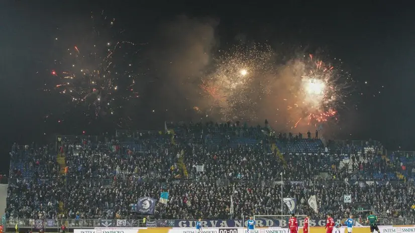 Fuochi d'artificio all'esterno della Curva Nord nel match contro il Monza - Foto Newreporter Nicoli @ www.giornaledibrescia.it