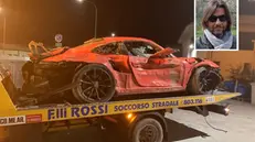 La Porsche distrutta dopo il terribile schianto e, nel riquadro, Fabrizio Antonuzzi - © www.giornaledibrescia.it
