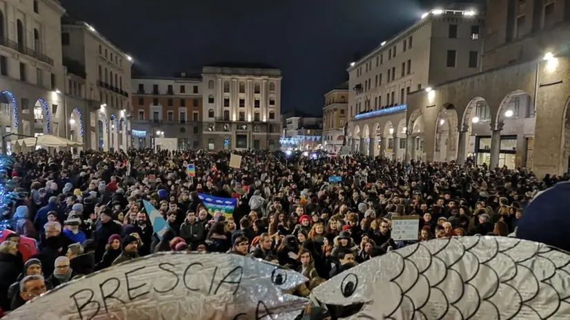 Le Sardine bresciane in piazza Vittoria il 7 dicembre 2019 © www.giornaledibrescia.it