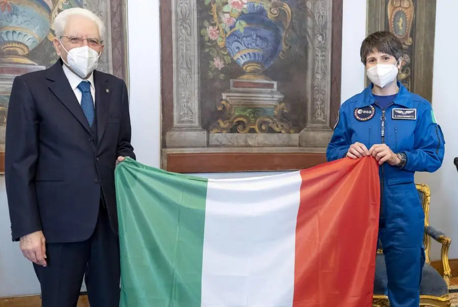 Festa del Tricolore, Mattarella consegna a Samantha Cristoforetti la bandiera che andrà nello spazio