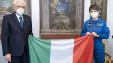 Festa del Tricolore, Mattarella consegna a Samantha Cristoforetti la bandiera che andrà nello spazio