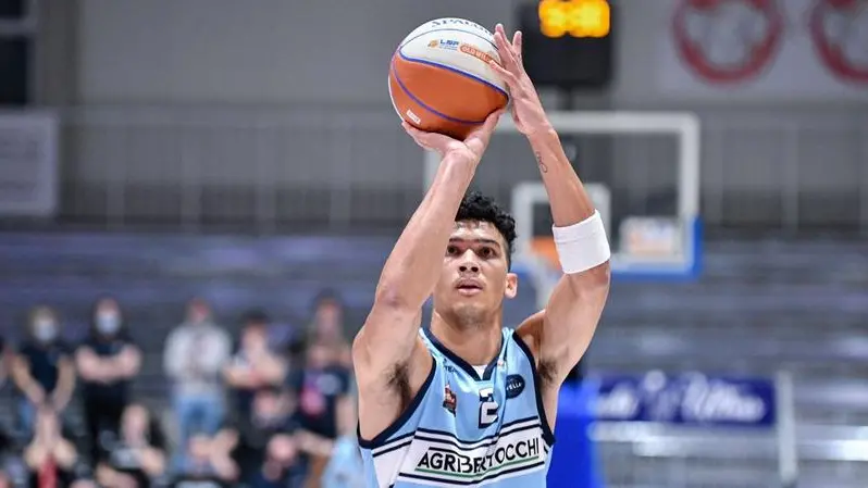 Ai tiri liberi. Sandri dell’Orzinuovi basket in azione