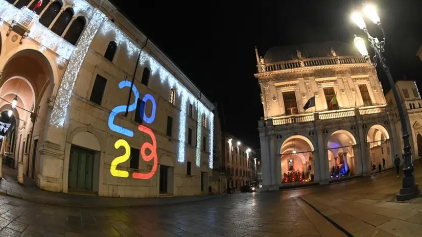 Il logo di Brescia e Bergamo Capitali della Cultura 2023 in piazza Loggia e piazza Vittoria