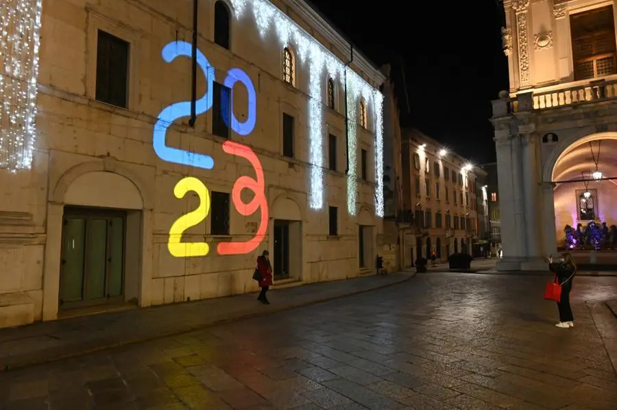 Il logo di Brescia e Bergamo Capitali della Cultura 2023 in piazza Loggia e piazza Vittoria
