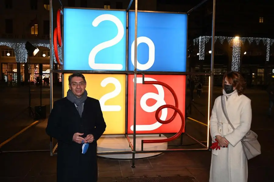 Il logo di Brescia e Bergamo Capitali della Cultura 2023 in piazza Loggia e piazza Vittoria