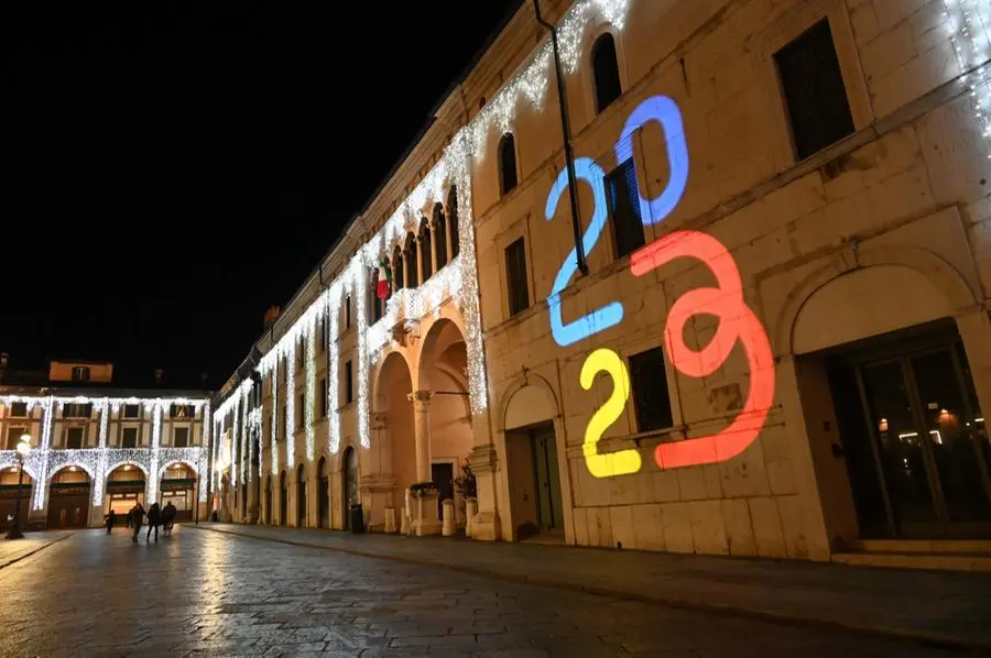 Il logo di Brescia e Bergamo Capitali della Cultura 2023 in piazza Loggia e piazza Vittoria