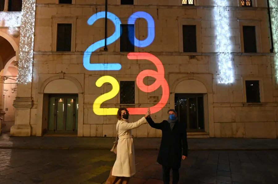 Il logo di Brescia e Bergamo Capitali della Cultura 2023 in piazza Loggia e piazza Vittoria