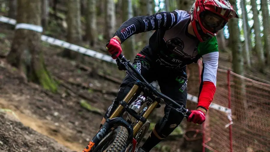 Discesa in mtb: con il nuovo sistema è possibile cambiare il setting della bici adattandolo al percorso - © www.giornaledibrescia.it