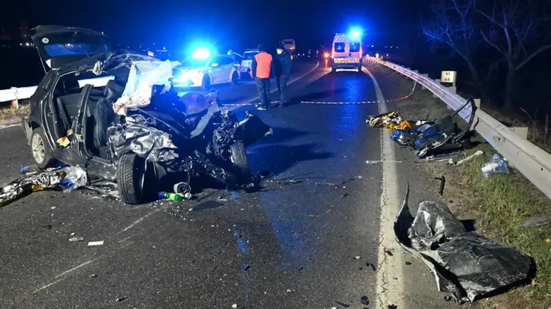 Auto contro pullman, nello schianto sono morti 5 giovani