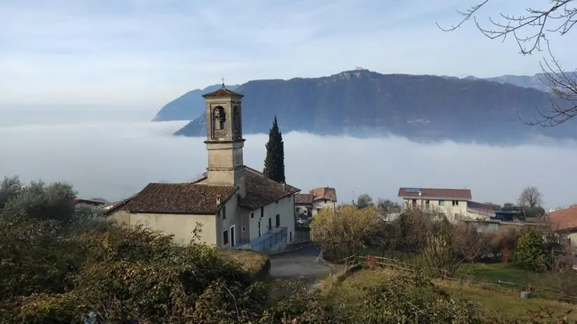 Da Marone, in lontananza Montisola col suo santuario emerge dalla foschia che avvolge il lago - © www.giornaledibrescia.it