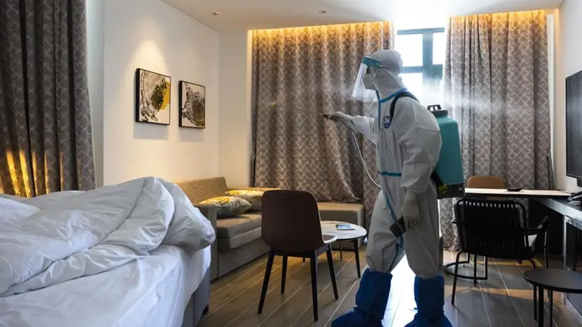In una foto d'archivio, una sanificazione in una stanza d'albergo - Foto Ansa/Epa/Peter Klaunzer © www.giornaledibrescia.it