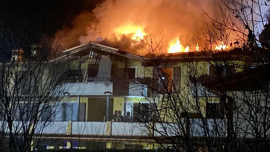 Bedizzole, palazzina devastata dalle fiamme: 14 abitazioni inagibili