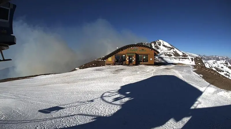 Il fumo dell'incendio inquadrato da una webcam di meteopassione puntata sul monte Dasdana
