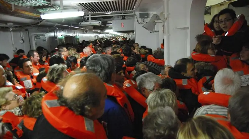 Passeggeri accalcati a bordo cercano di mettersi in salvo - Foto Ansa/Carlos Carballa © www.giornaledibrescia.it