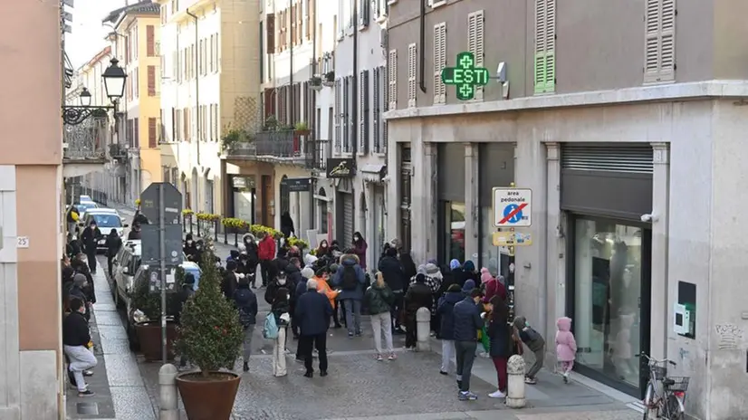 Code lunedì mattina fuori da una farmacia in centro a Brescia