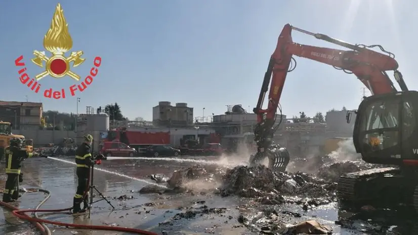 I Vigili del fuoco al lavoro alla Cartiera del Chiese