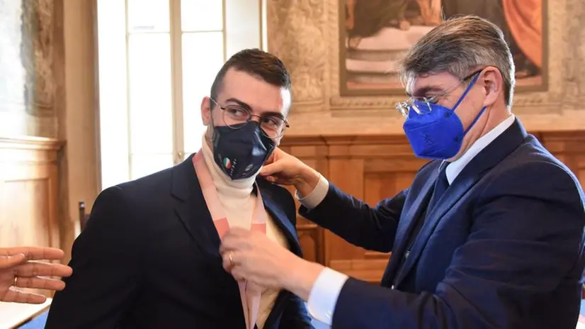 Il nuotatore Federico Bicelli premiato dal sindaco Emilio Del Bono - Foto Christian Penocchio