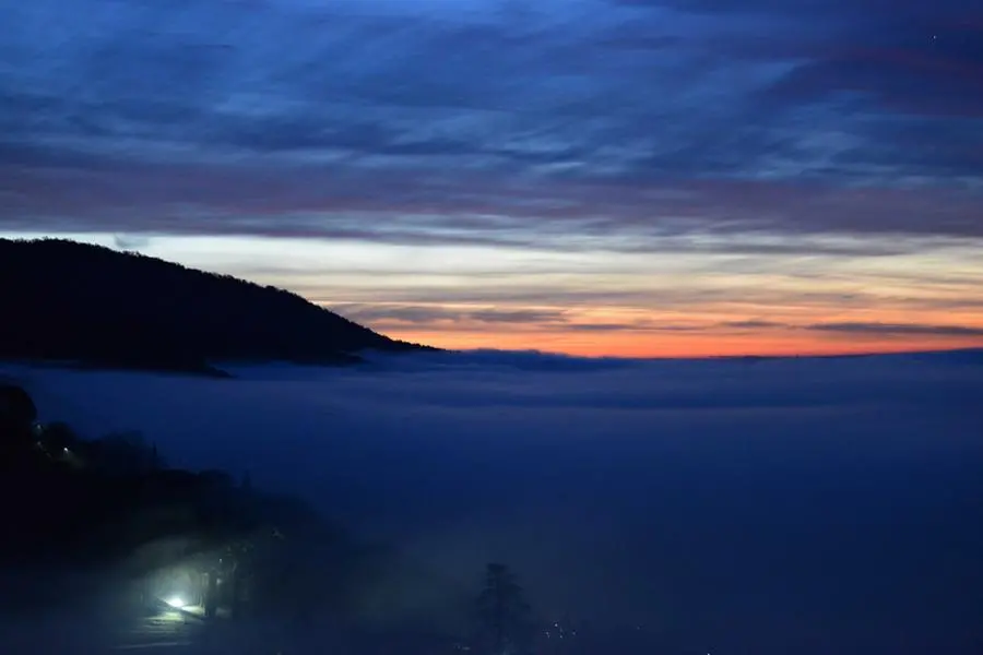 Brescia tra la nebbia all'alba