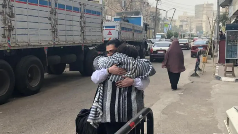 Zaki rilasciato: l'abbraccio con i famigliari