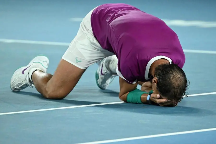 Rafa Nadal con la coppa dell'Australian Open