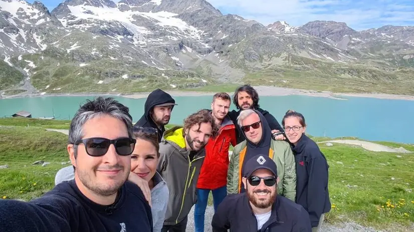 Sul ghiacciaio del Bernina la crew e i protagonisti di «Infodemic» al termine delle riprese del documentario