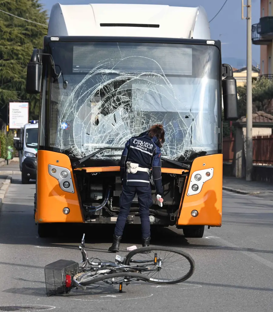 A terra la bici coinvolta nell'incidente con l'autobus in via Vittorio Arici