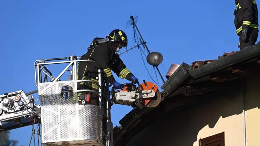 L'intervento dei Vigli del Fuoco alla cascina di Chiari che ha preso fuoco