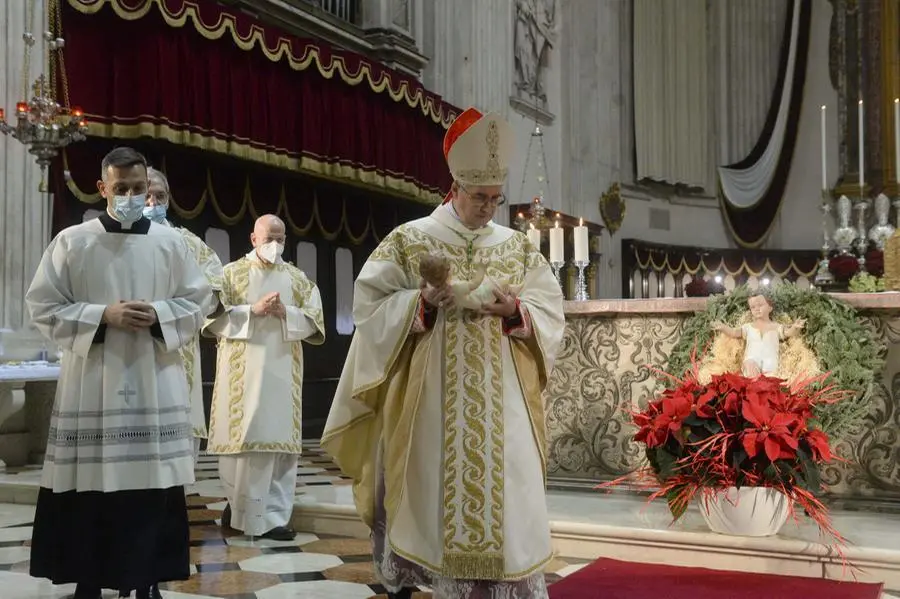 Il vescovo Pierantonio Tremolada celebra la messa di Natale in Duomo