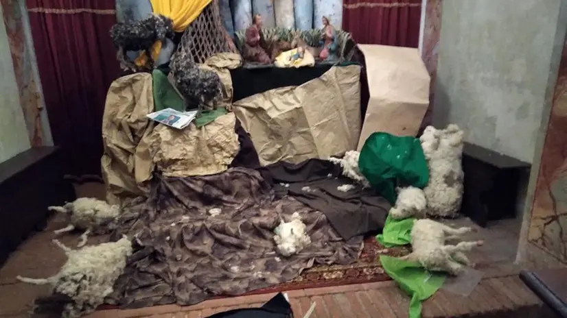 Passirano, vandali in azione contro il presepe no vax