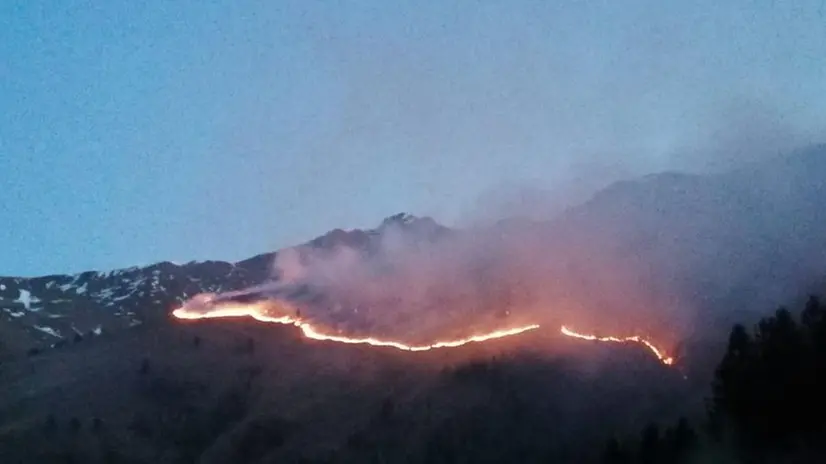 Negli scatti dei volontari di Sevac Concesio, le operazioni di spegnimento
