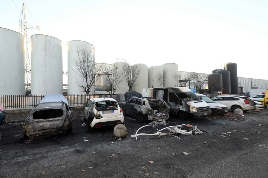 Veicoli bruciati in via Perotti, in zona industriale a Brescia