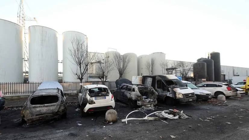 Veicoli bruciati in via Perotti, in zona industriale a Brescia