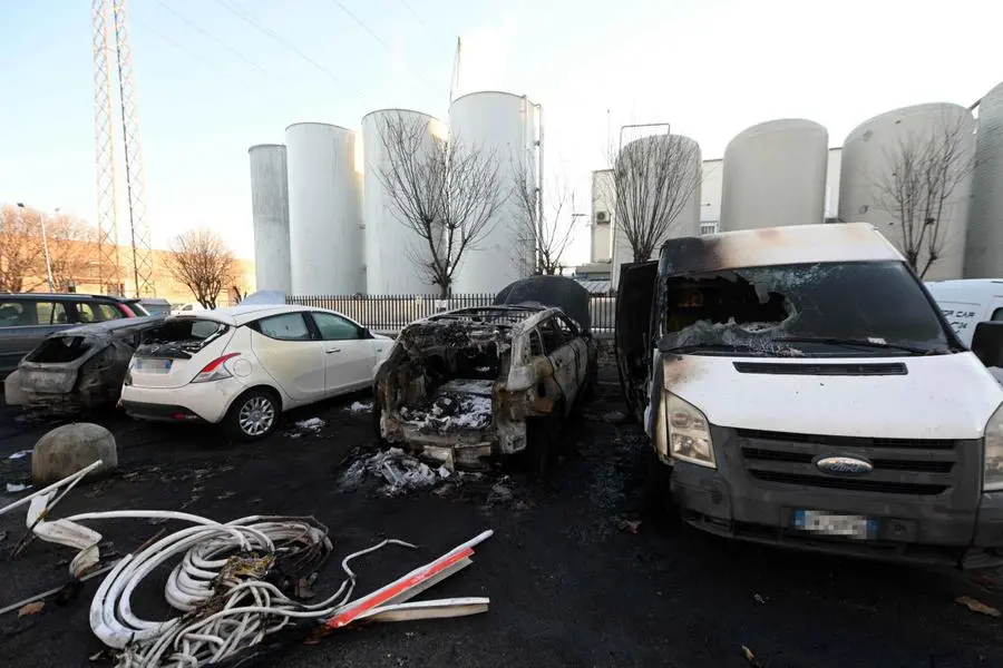 Veicoli bruciati in via Perotti, in zona industriale a Brescia