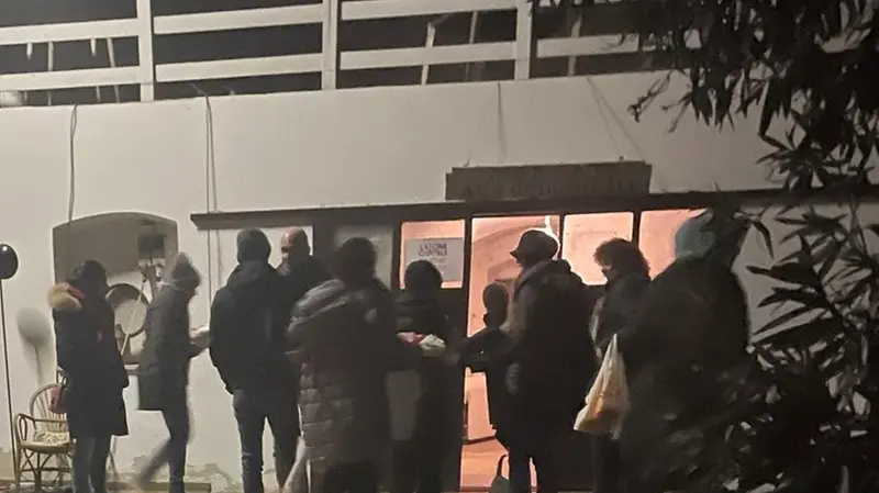 Di sera. I simpatizzanti si riuniscono per condividere difficoltà e progetti, ignari dei propositi dimostrativi