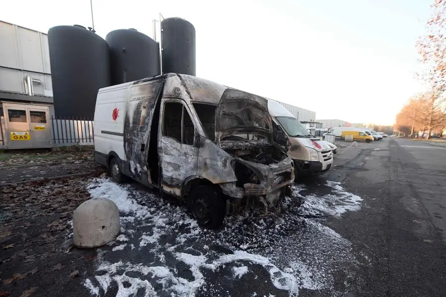 Veicoli bruciati in via Perotti, in zona industriale a Brescia