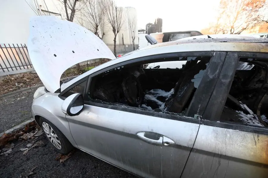 Veicoli bruciati in via Perotti, in zona industriale a Brescia