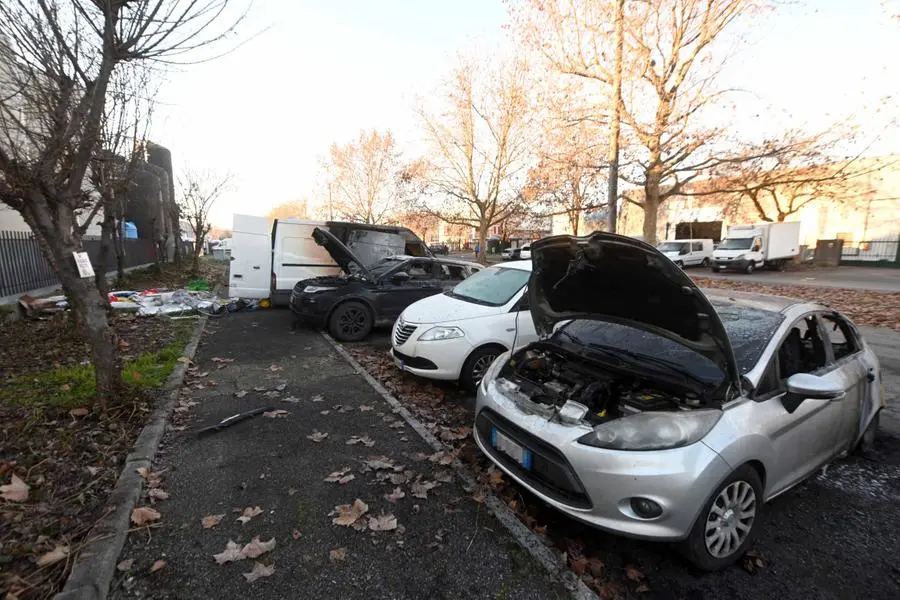 Veicoli bruciati in via Perotti, in zona industriale a Brescia