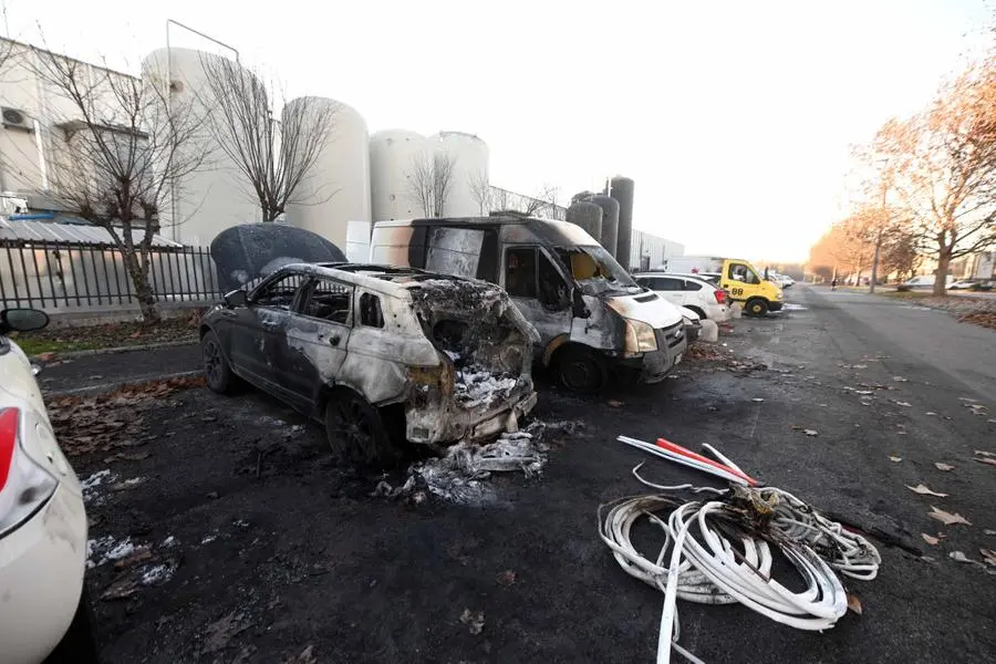 Veicoli bruciati in via Perotti, in zona industriale a Brescia