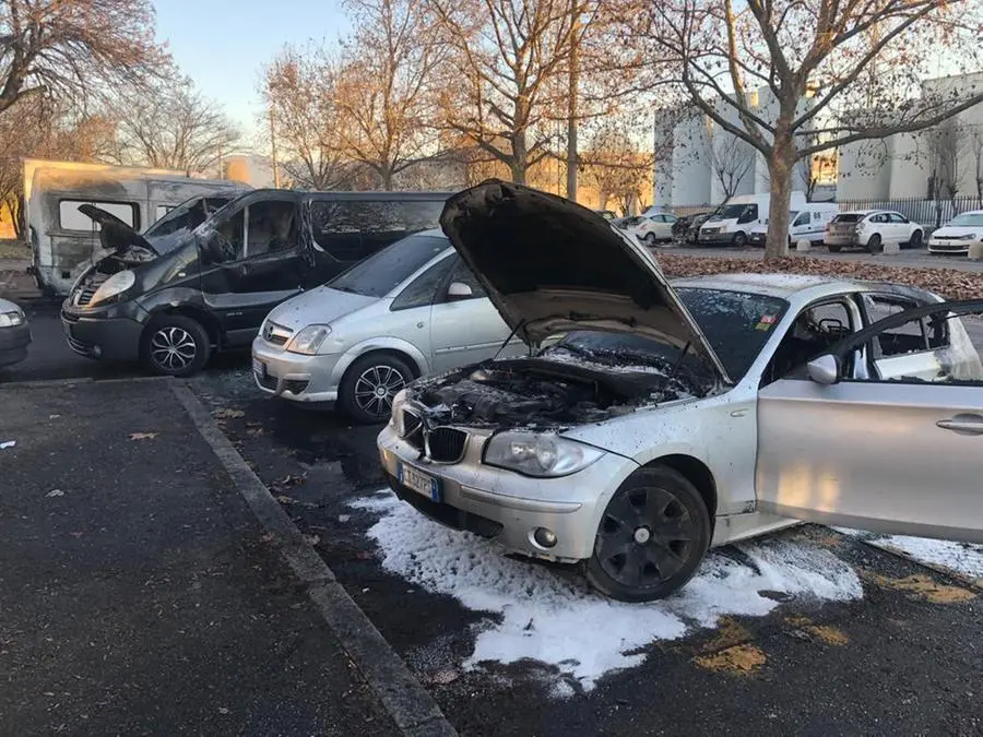 Veicoli bruciati in via Perotti, in zona industriale a Brescia