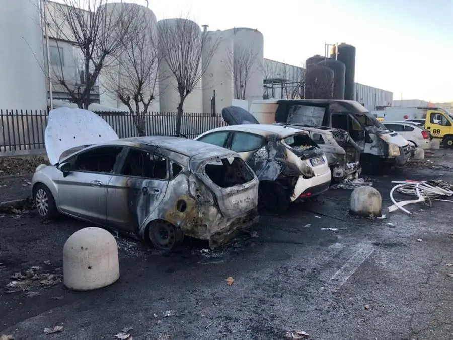 Veicoli bruciati in via Perotti, in zona industriale a Brescia