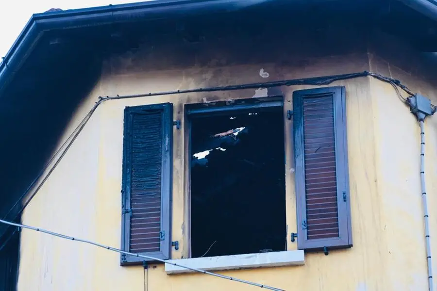 La palazzina dove è partito l'incendio stanotte a Mompiano