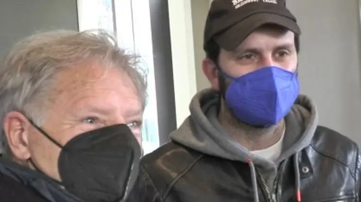 Il sindaco Giampietro Maffoni con Stefano del bar Milano 2 - © www.giornaledibrescia.it